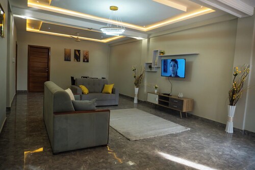 2 bedrooms apartment, 4 guests, Starlink WiFi, DSTV, Netflix, free parking