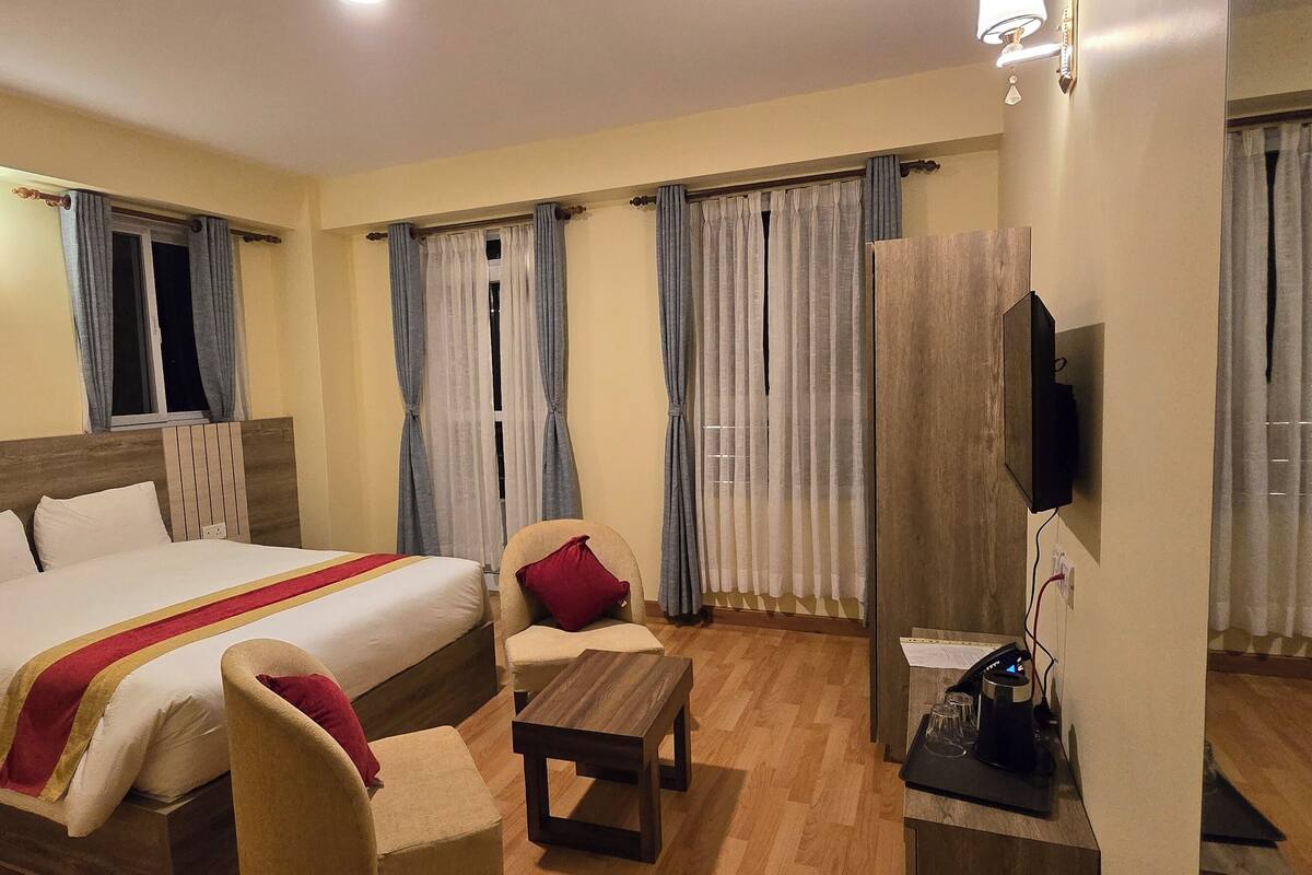 Desk, laptop workspace, WiFi (free)
