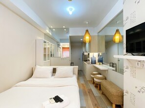 Deluxe Studio (queenbed) - Comfort and Nice Studio Room Patraland Urbano Apartment (Bekasi)