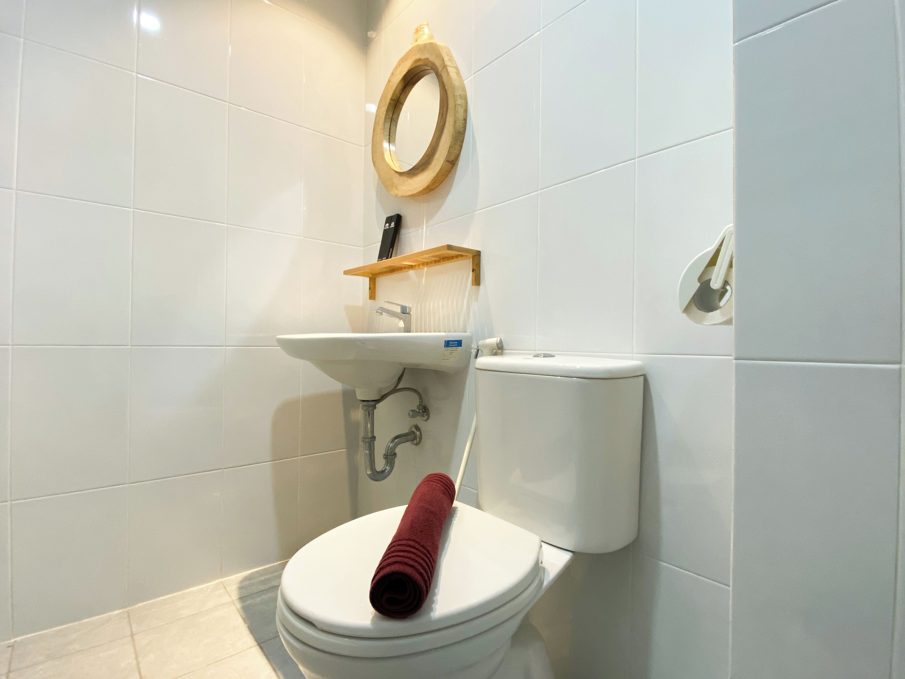 Deluxe Studio (queenbed) | Bathroom | Shower, free toiletries, towels