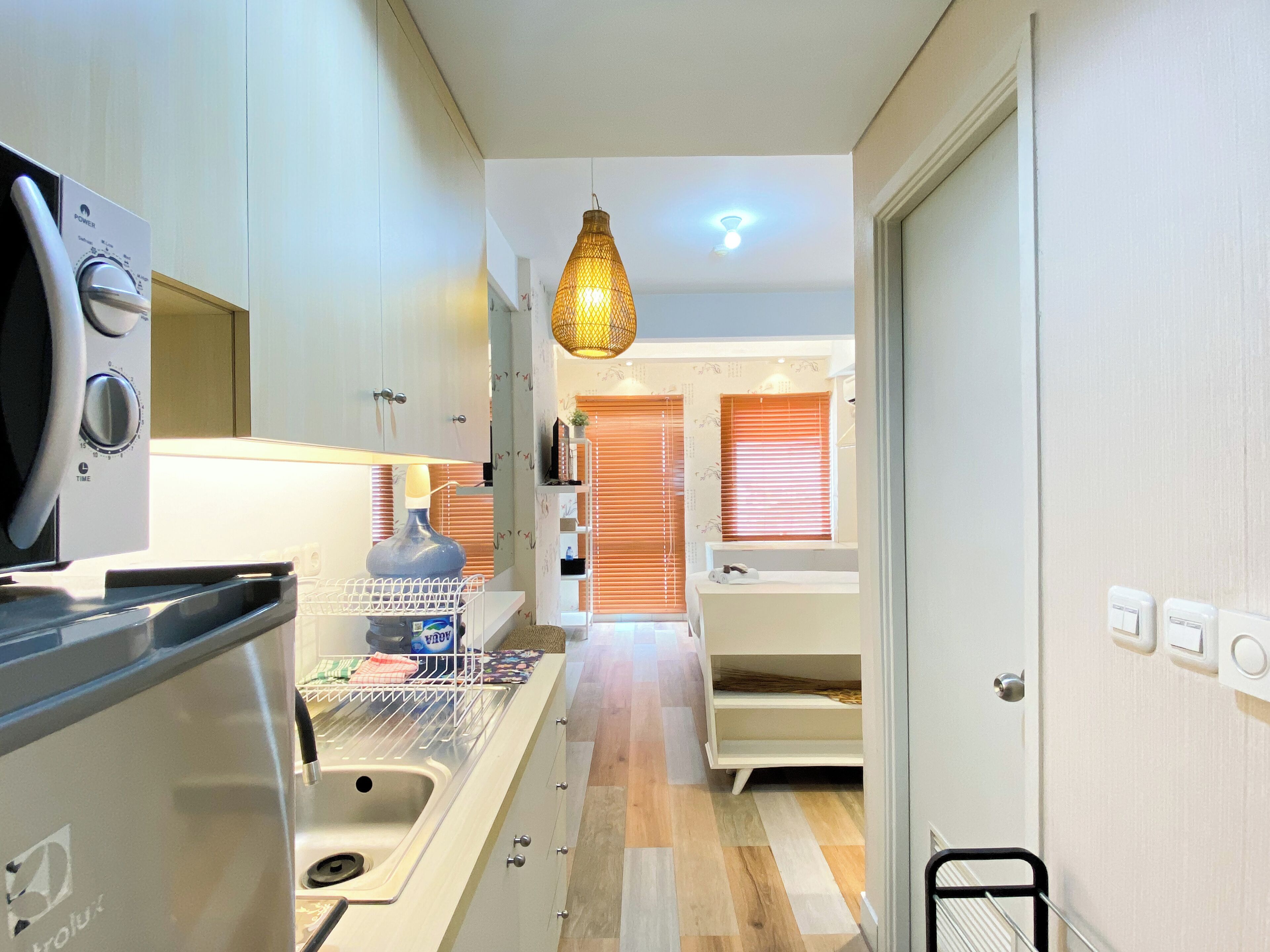 Deluxe Studio (queenbed) | Private kitchen | Fridge, microwave, stovetop