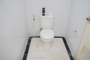 Deluxe studio (kingbed) | Badkamer | Een douche, gratis toiletartikelen, handdoeken