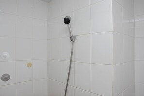Deluxe-huoneisto (queenbed) | Kylpyhuone | Suihku, ilmaiset hygieniatuotteet, pyyhkeet