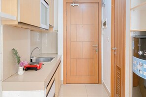 Estudi Deluxe (queenbed) | Cuina privada | Frigorífic i placa de cuina