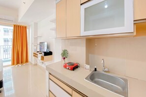 Deluxe Studio (queenbed) | Private kitchen | Fridge, stovetop