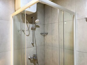 Deluxe Apartment (queenbed) | Bathroom | Shower, free toiletries, towels - Relaxing 2BR at Pollux Chadstone Apartment (Cikarang)
