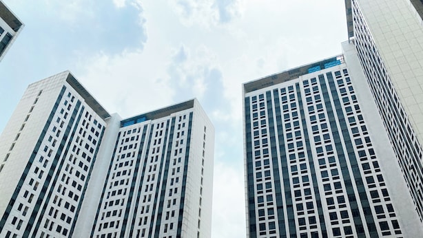 Dois edifícios altos com um céu limpo ao fundo.