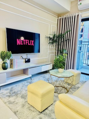 Area soggiorno | TV a schermo piatto 50 pollici con canali digitali