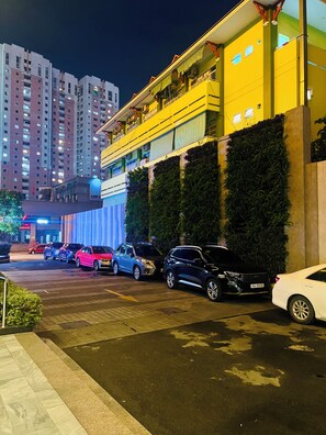 Valet parking (surcharge) (100000 per night)