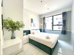 Rideaux occultants, chambres insonorisées, fer et planche à repasser