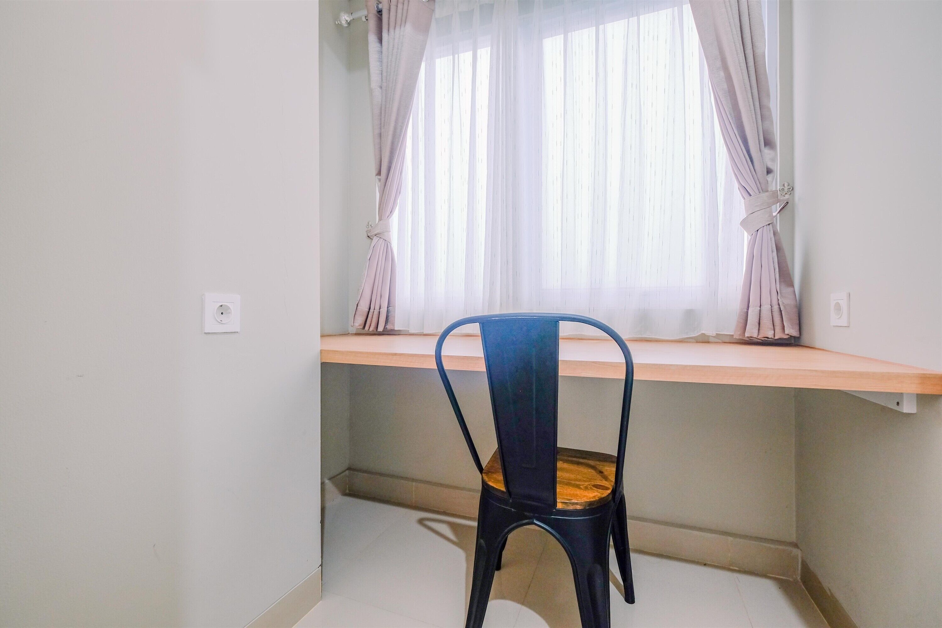 Una habitación con un escritorio y una silla.