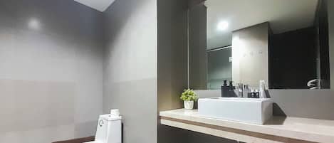 Appartement Deluxe (kingbed) | Salle de bain | Douche, articles de toilette gratuits, serviettes fournies
