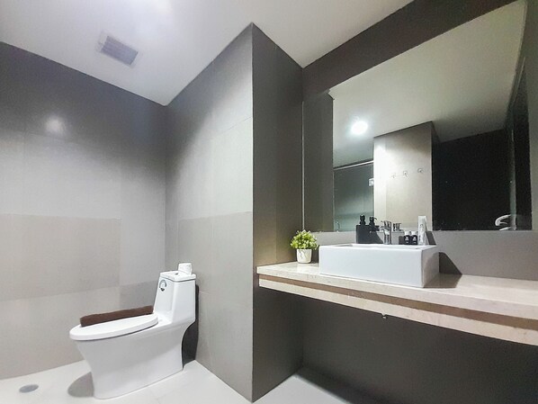 Deluxe appartement (kingbed) | Badkamer | Een douche, gratis toiletartikelen, handdoeken
