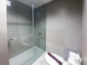 Deluxe appartement (kingbed) | Badkamer | Een douche, gratis toiletartikelen, handdoeken