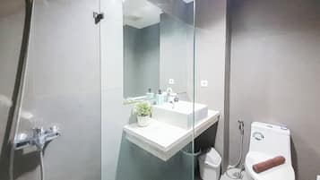 Estudio Deluxe (queenbed) | Baño | Regadera, amenidades de baño gratuitas, toallas