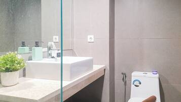 Studio Deluks (queenbed) | Kamar mandi | Shower, perlengkapan mandi gratis, dan handuk