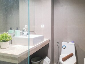 Deluxe-Studio (queenbed) | Badezimmer | Dusche, kostenlose Toilettenartikel, Handtücher
