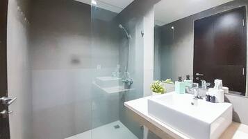 Deluxe Studio (queenbed) | Bathroom | Shower, free toiletries, towels