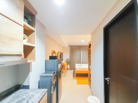 Deluxe Studio (queenbed) | Private kitchen