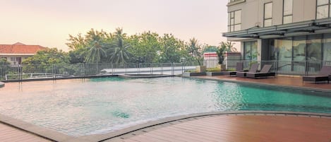 Hồ bơi ngoài trời