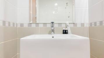 Deluxe Apartment (queenbed) | Bathroom | Shower, free toiletries, towels