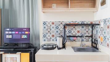 Deluxe Studio (kingbed) | Private kitchen