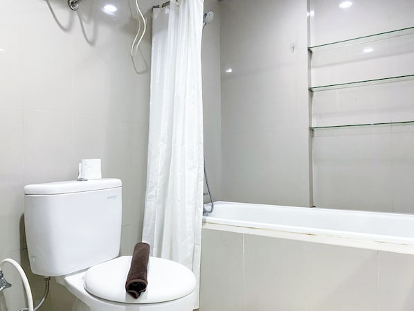Deluxe-studio (queenbed) | Kylpyhuone | Erillinen kylpyamme ja suihku, ilmaiset hygieniatuotteet, pyyhkeet