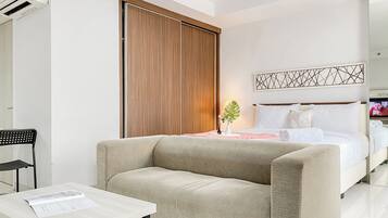 Deluxe Studio (queenbed) | Living area