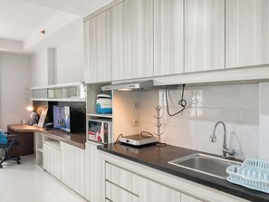 Deluxe Studio (queenbed) | Private kitchen - Simply Look Apartment Studio at Azalea Suites (Cikarang)