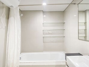 Shower, free toiletries, towels - Simply Look Apartment Studio at Azalea Suites (Cikarang)
