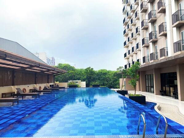 Outdoor pool - Simply Look Apartment Studio at Azalea Suites (Cikarang)