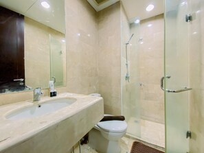 Apartamento Deluxe (queenbed) | Baño | Ducha, artículos de higiene personal gratuitos y toallas