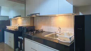 Deluxe Studio (queenbed) | Private kitchen