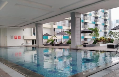 Una piscina al aire libre