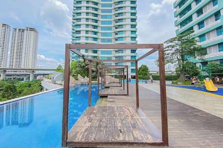 Una piscina al aire libre