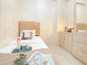 2 bedrooms, bed sheets - Good and Warm 2BR at Green Pramuka City Apartment (Jakarta)