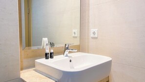 Studio Deluks (queenbed) | Kamar mandi | Shower, perlengkapan mandi gratis,  dan handuk