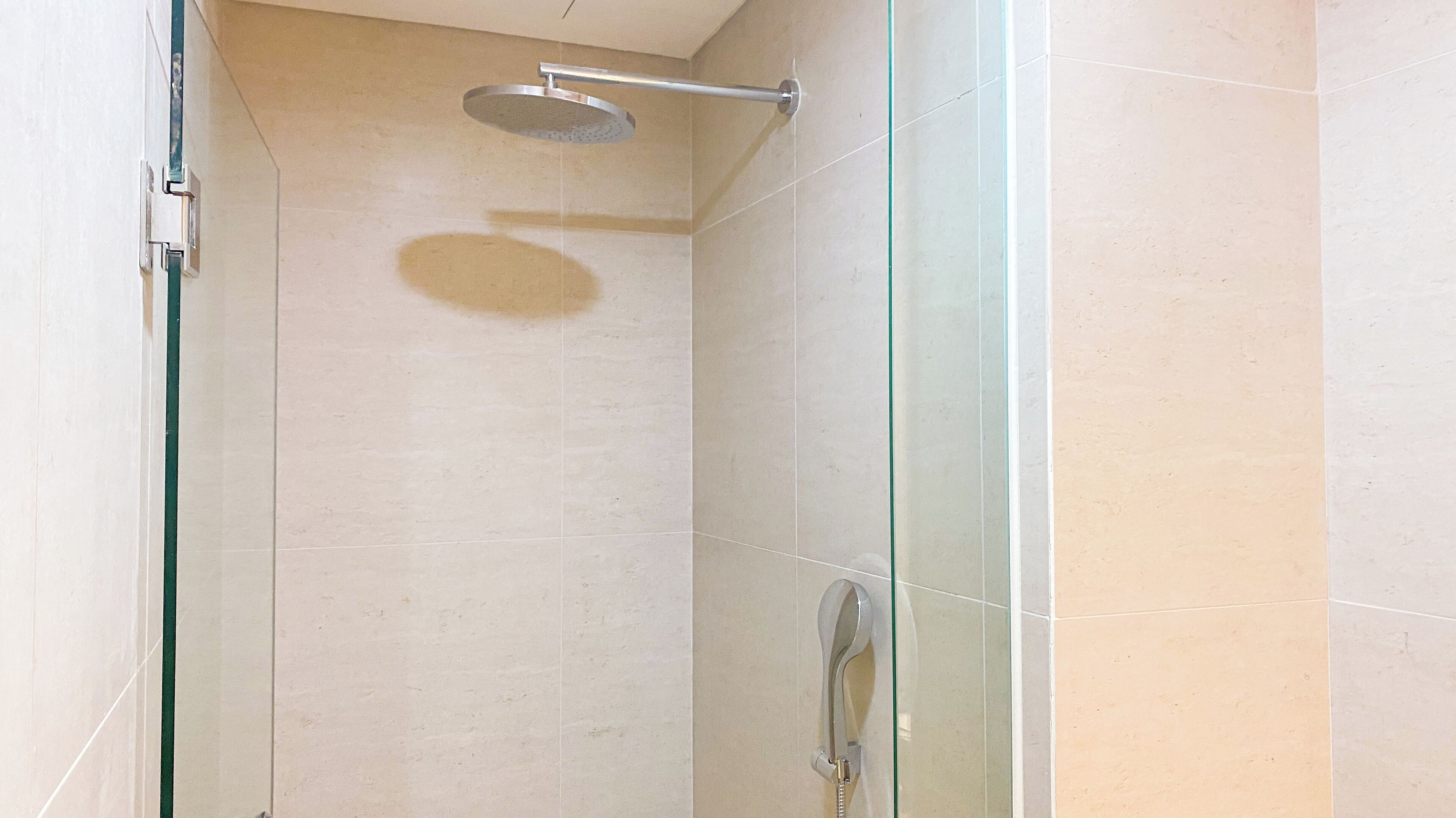 Studio Deluxe (queenbed) | Salle de bain | Douche, articles de toilette gratuits, serviettes fournies
