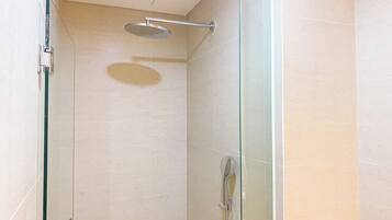 Studio Deluxe (queenbed) | Salle de bain | Douche, articles de toilette gratuits, serviettes fournies