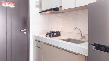 Deluxe Studio (queenbed) | Private kitchen