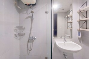 Bathroom - Chic Studio at Casa De Parco Apartment near AEON Mall (Pagedangan)