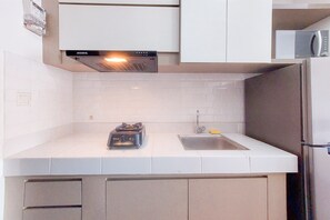 Deluxe Studio (queenbed) | Private kitchen
