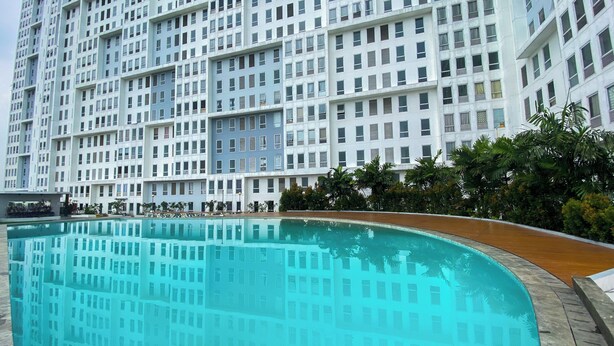 En modern byggnad med en pool framför.