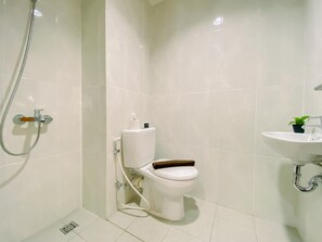 Studio Deluks (queenbed) | Kamar mandi | Shower dan handuk