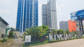 A sign for KINGLAND AVENUE with a modern building in the background. - Spacious and Comfort Studio Loft at Kingland Avenue Apartment (South Tangerang)