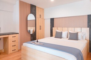 Deluxe Studio (queenbed) | Bed sheets - Spacious and Comfort Studio Loft at Kingland Avenue Apartment (South Tangerang)