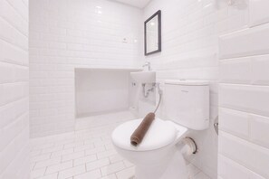 Deluxe-Studio (queenbed) | Badezimmer | Dusche, kostenlose Toilettenartikel, Handtücher