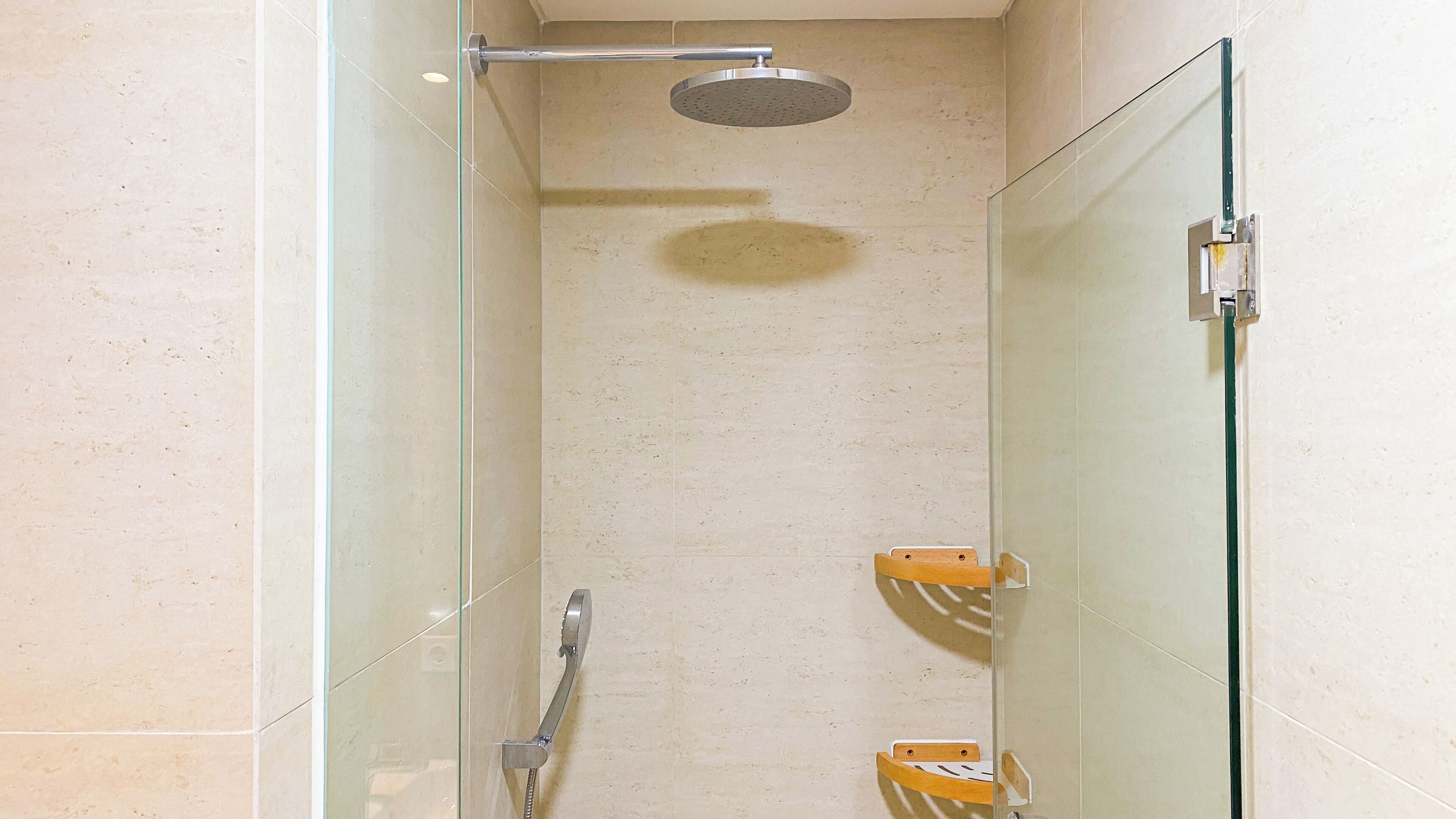 Deluxe Studio (kingbed) | Bathroom | Shower, free toiletries, towels