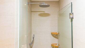 Deluxe Studio (kingbed) | Bathroom | Shower, free toiletries, towels