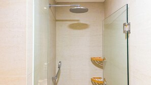 Deluxe Studio (kingbed) | Bathroom | Shower, free toiletries, towels